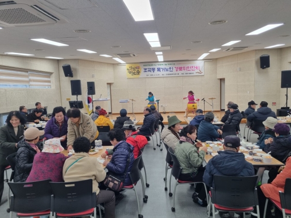 ▲순천시 해피드림봉사단이 조곡동 독거어르신들을 대상으로 식사를 대접하고 위문공연을 펼쳤다.(사진제공=순천시)