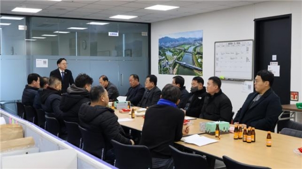 ▲더불어민주당 순천(갑)지역위원회은 김문수 위원장이 참석한 가운데 23개 읍면동 협의회장들과 간담회를 열어 지역조직의 결속을 다지고, 각 읍면동 협의회 활성화를 위한 협력방안을 논의하는 자리를 가졌다.(사진=순천(갑)지역위원회)