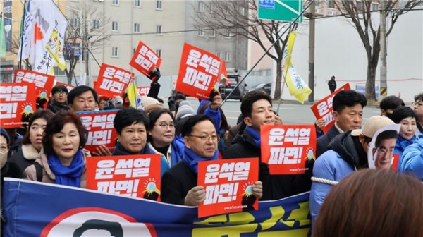 ▲김문수 더불어민주당 순천(갑) 지역위원장은 윤석열 파면을 촉구하는 제1회 순천시민대행진에 시,도의원 전원을 포함 300여명의 당원과 함께 참석했다(사진제공=더불어민주당 순천(갑) 지역위원회)