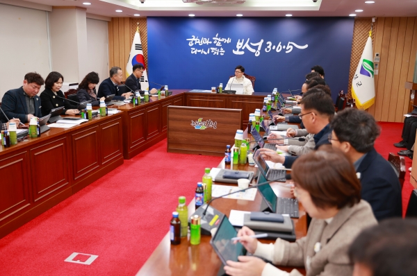 ▲보성군이 2025년부터 태블릿PC를 활용한 ‘종이 없는 간부회의’를 전면 도입해 탄소중립과 행정 혁신에 나섰다.(사진제공=보성군)