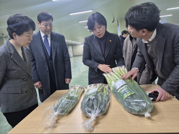▲진도군은 지난 17일 경기 광주시 ㈜아워홈 동서울물류센터를 방문해 식품기업과 농가의 계약재배 상생 협력 상황을 직접 확인했다.(사진제공=진도군)