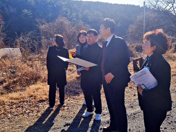 ▲장흥군은 지난 13일 국가보훈부 오진영 보훈문화정책실장을 비롯한 5명의 관계자가 호국원 조성 현장을 방문했다.(사진제공=장흥군)