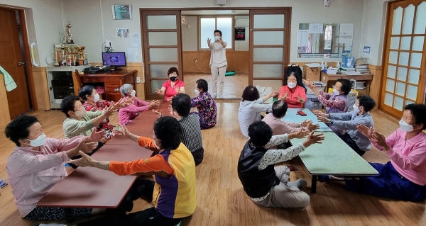 ▲지정된 관내 마을경로당 180곳에 전문 돌봄 관리사 40여명이 직접 순회 방문해 주1회 인지 증진 프로그램을 진행한다. (사진제공=나주시)