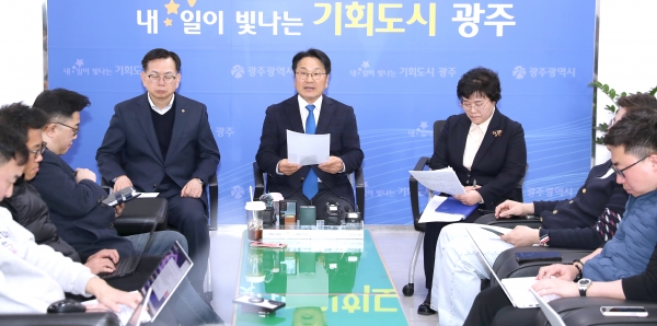 ▲강기정 광주광역시장이 18일 오후 시청 5층 기자실에서 출입기자들과 차담회를 갖고 시정 주요현안 등에 대해 설명하고 있다.(사진제공=광주광역시)