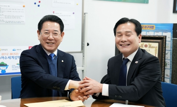 ▲김영록 전라남도지사가 18일 오후 국회에서 주철현 더불어민주당 전남도당위원장을 만나 여수 석유화학 산업위기 선제대응지역 지정 및 도 주요 현안 해결을 위한 건의 등 국회 차원의 협조를 요청하고 있다.(사진제공=전라남도)