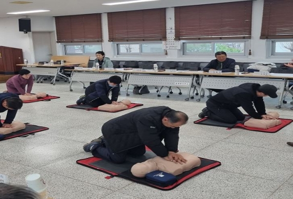 ▲마네킹을 이용한 심폐소생술 실습 장면(사진제공=화순군)