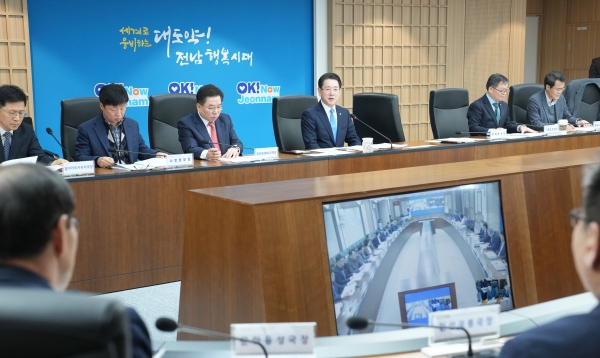 ▲19일 오전 전라남도 동부청사에서 김영록 전라남도지사가 실국장 정책회의를 주재하고 있다.(사진제공=전라남도)