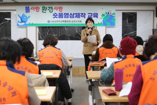▲(사)소비자교육중앙회 순천시지회는 지난 19일 순천조례종합사회복지관 2층 대회의실에서 회원 40여 명을 대상으로 ‘물사랑 · 환경사랑’ 홍보를 위한 숏폼 영상 제작 교육을 진행한 가운데 김미영 회장이 인사말을 하고 있다(사진제공=(사)소비자교육중앙회 순천시지회)