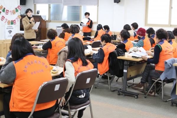 ▲(사)소비자교육중앙회 순천시지회는 지난 19일 오후 2시, 순천조례종합사회복지관 2층 대회의실에서 회원 40여 명을 대상으로 ‘물사랑 · 환경사랑’ 홍보를 위한 숏폼 영상 제작 교육을 진행했다.(사진제공=(사)소비자교육중앙회 순천시지회)