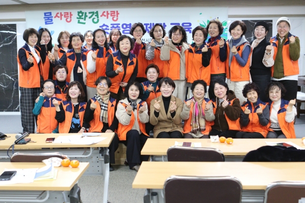 ▲(사)소비자교육중앙회 순천시지회는 지난 19일 오후 2시, 순천조례종합사회복지관 2층 대회의실에서 회원 40여 명을 대상으로 ‘물사랑 · 환경사랑’ 홍보를 위한 숏폼 영상 제작 교육을 진행했다.(사진제공=(사)소비자교육중앙회 순천시지회)