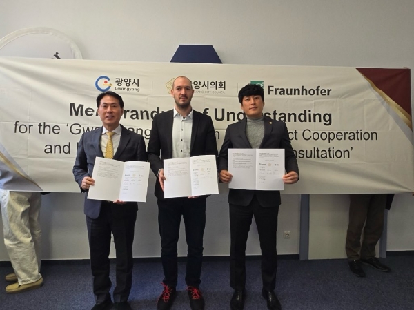▲광양시는 시의회와 함께 지난 19일(현지 시각) 독일 ‘프라운호퍼 IWES 풍력에너지시스템 연구소’를 방문해 업무협약을 체결했다.(사진제공=광양시)