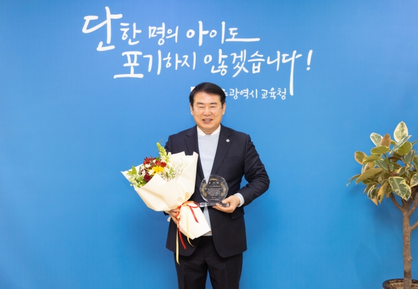 ▲20일 광주시교육청 교육감실에서 이정선 교육감이 오사카 한국교육원에서 감사패를 전달 받았다.(사진제공=광주광역시교육청)