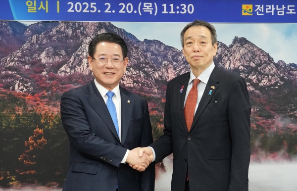 ▲김영록 전라남도지사가 20일 도청 접견실에서 전남도청을 내방한 미즈시마 고이치 주한일본대사와 기념촬영을 하고 있다.(사진제공=전라남도)