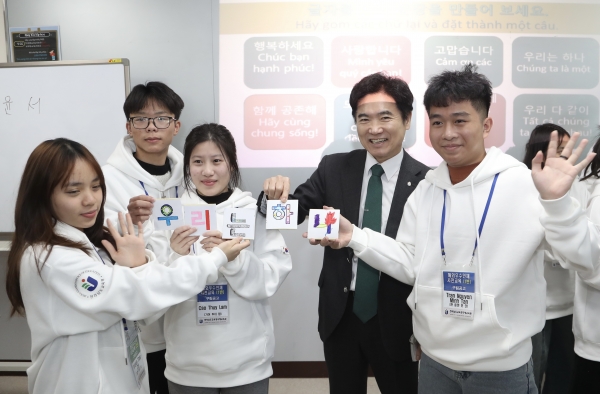 ▲김대중 전라남도교육감이 20일 전라남도교육청국제교육원을 찾아 올해부터 도내 5개 직업계 고등학교에 유학 예정인 해외 인재들과 소통하고 교류하는 시간을 가졌다.(사진제공=전라남도교육청)