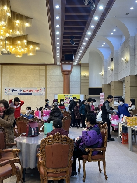 ▲광주 동구는 지난 21일 노인 일자리에 참여하는 어르신 200여 명을 대상으로 ‘찾아가는 결핵 검진’을 실시했다.(사진제공=광주 동구)