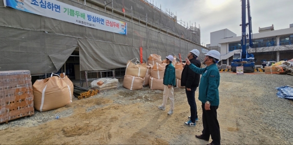 ▲광주시교육청 직원들이 21일 전남여고 그린스마트스쿨 개축 공사장 현장의 안전을 살펴보고 있다.(사진제공=광주광역시교육청)