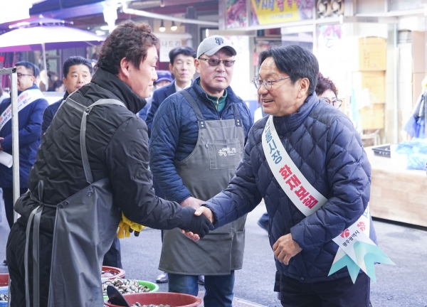 ▲강기정 광주광역시장이 설명절을 앞두고 지난 1월21일 광산구 송정매일시장을 찾아 상인들을 격려하며 전통시장 화재공제 가입 캠페인을 벌이고 있다(사진제공=광주광역시)