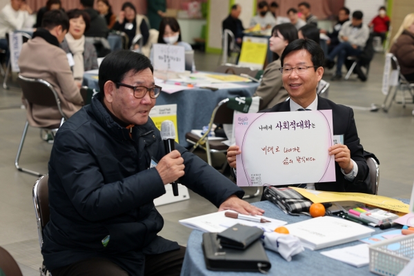 ▲박병규 광산구청장이 지난 22일 구청 7층 윤상원홀에서 열린 제5차 지속가능 일자리 의제발굴단 사회적 대화에 참석해 녹서 제작에 관한 시민 의견을 듣고 있다.(사진제공=광주 광산구)