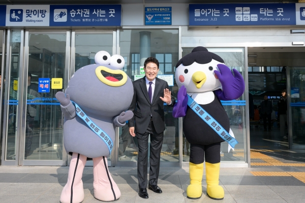 ▲지난 1월 노관규 순천시장이 루미뚱이와 함께 순천역에서 귀성객 환영행사에 참여했다.(사진제공=순천시)