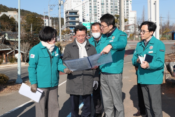 정인화 광양시장이 시민 여가 공간을 직접 찾아 현장의 목소리를 듣고, 보다 안전하고 쾌적한 환경 조성을 위한 개선 방안을 모색했다.