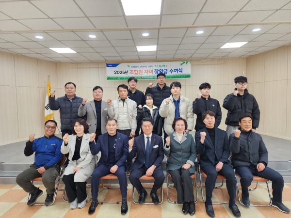 순천농협(최남휴)은 24일 순천농협 해룡지점에서 ‘2025년도 순천농협 조합원 자녀 장학금 전달식’을 가졌다.