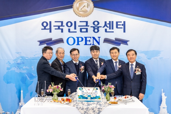 ▲광주은행은 24일 광주 광산구 흑석동에 ‘외국인금융센터’를 개점했다.(왼쪽부터김석웅 광산구 부구청장, 신경구 광구외국인 주민센터장, 고광완 광주광영시 행정부시장, 고훈 광주은행 외국인금융센터장, 고병일 광주은행장, 박철홍 골드클레스 회장.사진제공=광주은행)