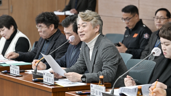 ▲김이강 서구청장이 24일 서구청 나눔홀에서 열린 지역안전지수 개선을 위한 ‘서구 지역치안협의 회의’에서 인사말을 하고 있다.(사진제공=광주 서구)