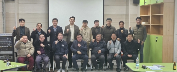 ▲순천시 소상공인연합회년 24일 오후 순천시민협력센터에서 2025년도 이사회 및 총회를 개최하고 기념 촬영했다.(사진=이기장 기자)
