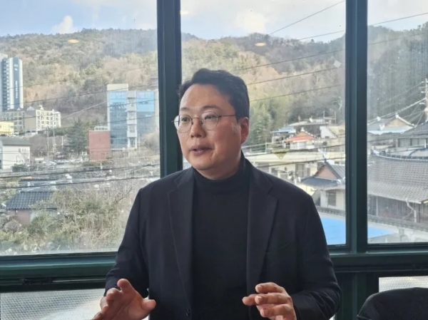 ▲천하람 개혁신당 대표 권한대행 겸 원내대표가 숨가쁘게 돌아가는 탄핵 정국에 대한 상황과 순천 발전에 힘쓰겠다는 얘기를 하고 있다.