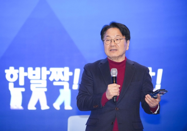 ▲강기정 광주광역시장이 지난 24일 남구 광주실감콘텐츠큐브(GCC)에서 열린 '제5차 광주시-시민사회단체 토론회'에 참석해 '광주의 도전과 변화 그리고 광주의 내일'을 발제하고 있다.(사진제공=광주광역시)