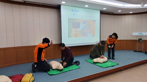 ▲담양군은 담양군농촌지도자회 대의원 40명을 대상으로 심폐소생술(CPR) 이론 교육과 실습 교육을 진행했다.(사진제공=담양군)