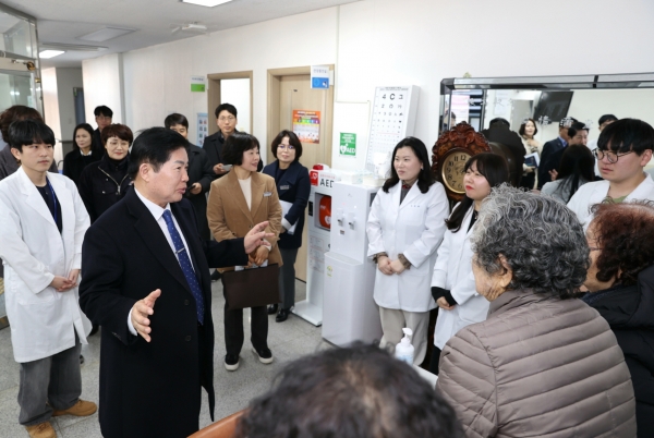 ▲공영민 고흥군수가 의료 취약지역에서 1차 진료와 건강증진관리 사업을 담당하는 관내 읍·면 보건지소 15개소와 보건진료소 27개소를 직접 방문하고 있다.(사진제공=고흥군)