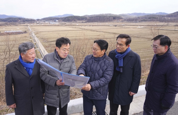 ▲강기정 광주광역시장이 23일 광산구 미래차 국가산단을 방문해 현장을 둘러보고 추진상황을 점검하고 있다.(사진제공=광주광역시)