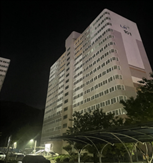 ▲지난해 여천무선1차 주공아파트에서 에너지 절약을 위한 소등 행사를 실시했다.(사진제공=여수시)
