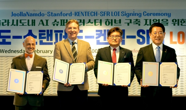 ▲미국을 순방 중인 김영록 전남도지사가 26일(현지 시간) 샌프란시스코의 하얏트 호텔에서 세계 최대 3GW 규모의 ‘솔라시도 Al 슈퍼클러스터 허브’ 구축 성공을 지원하기 위해 스탠퍼드센터, 한국에너지공과대학교, 스톡 팜 로드(SFR·Stock Farm Road)와 의향서(LOI)에 서명하고 기념촬영을 하고 있다.(사진제공=전라남도)