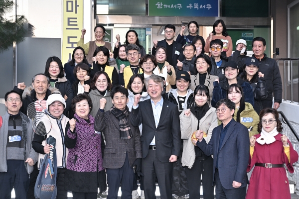 ▲김이강 광주 서구청장은 26일 서구 풍암동 행정복지센터에서 열린 'BI 정책 간담회'에서 17개 마을 동아리 참여자들과 소통시간을 가졌다.(사진제공=광주 서구)