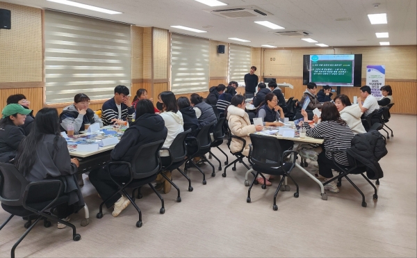 ▲27일 무안 전라남도교육청 체육교육센터에서 ‘2025. 학교운동부지도자 글로컬 코칭 역량 강화 배움 한마당’첫 정기 연수가 진행되고 있다.(사진제공=전라남도교육청)