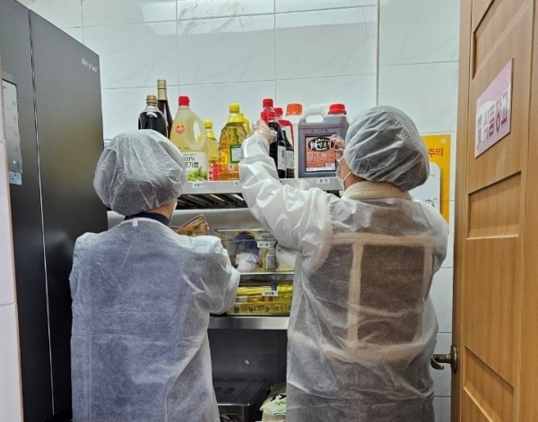 ▲신학기 대비 학교급식 특별점검단이 식재료 소비기한을 확인하고 있다.(사진제공=전라남도교육청)