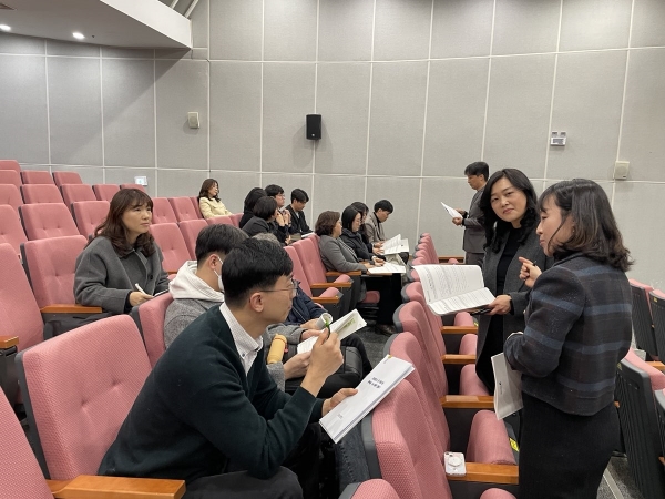 ▲연구학교 운영 담당자들이 연구학교 운영 실천 방안을 논의하고 있다.(사진제공=전라남도교육청)