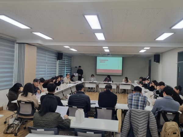 ▲28일 지방공무원 어울배움터에서 관계 기관과 함께 진행된 ‘2025 비전 및 성과 공유회’에서 올해 학생맞춤통합지원 사업을 담당자가 설명하고 있다.(사진제공=광주광역시교육청)