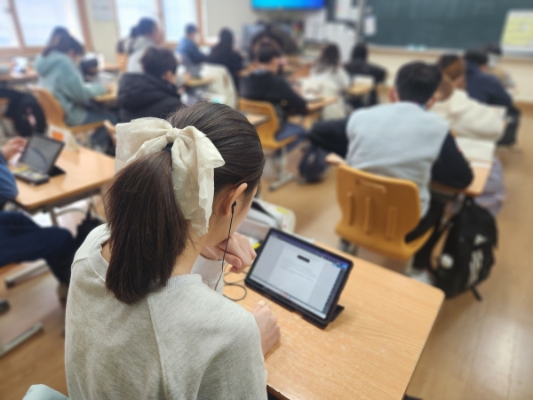 ▲지난해 맞춤형 학업성취도 자율평가에 한 초등학생이 응시하고 있다.(사진제공=광주광역시교육청)