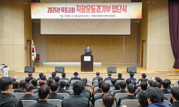 ▲박홍률 목포시장이 직장운동경기부 입단식을 통해 선수들을 격려하고 있다.(사진제공=목포시)