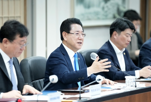 ▲김영록 전라남도지사가 4일 오전 도청 서재필실에서 실국장 정책회의를 주재하고 있다.(사진제공=전라남도)
