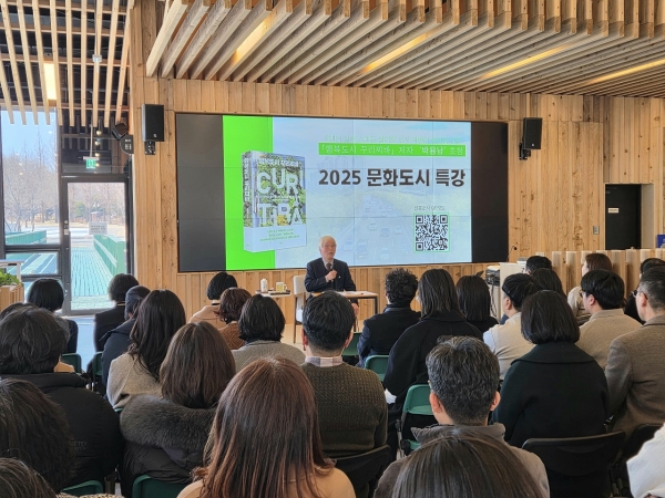 ▲지난달, '행복도시 꾸리찌바' 저자 박용남 소장이 생태도시 순천에서 강연을 하고 있다.(사진제공=순천시)