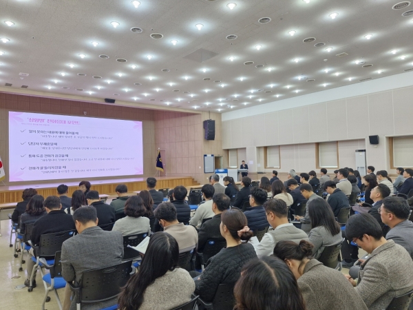 ▲5일 대회의실에서 ‘서비스 마인드 향상을 위한 친절교육’이 진행되고 있다.(사진제공=전라남도교육청)