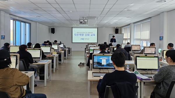 ▲환경시설 담당자와 미화요원이 직무역량 강화 교육을 받고 있다.(사진제공=신안군)