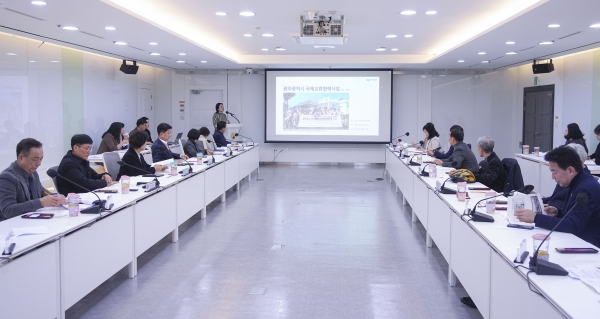 ▲광주광역시는 5일 오후 시청 소회의실에서 '2025년도 제1회 국제화추진협의회 회의'를 열고, 올해 국제교류 활성화 시행계획과 중국 옌청시와의 자매도시 협청 체결 추진계획 등을 심의했다.(사진제공=광주광역시)