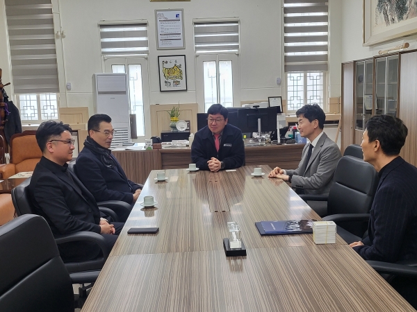 ▲조선대학교는 6일 하헌식 외래교수에게 임명장을 수여하고 김춘성 총장, 하헌식 외래교수, 국민의힘 서구갑 대외협력위원장, 조선대학교 홍보부장,권광호 홍보팀장이 참석한 가운데 간담회를 하고 있다.(사진=이기장 기자)