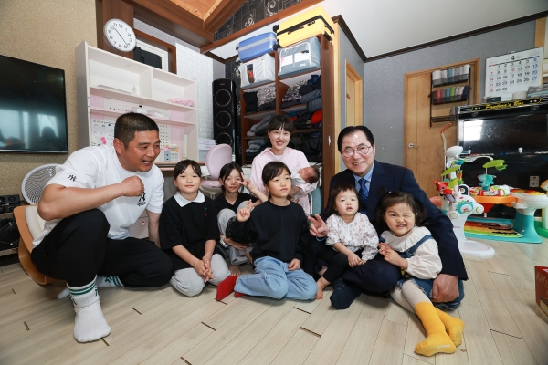 ▲지난해 4월 여섯째 아이를 출생한 완도군 보길면에 거주하는 김찬성, 김희정 씨 부부(사진제공=완도군)