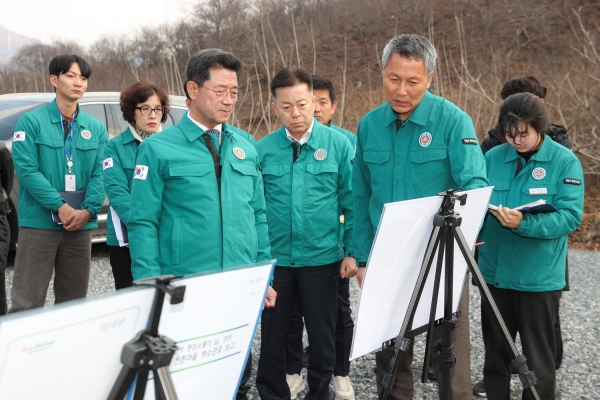 ▲정인화 광양시장이 시민과 함께 건의 현장을 방문하며 소통 행정을 강화했다.(사진제공=광양시)